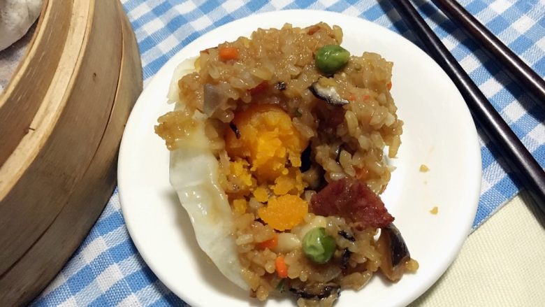 蛋黄糯米烧卖,蛋黄混合着香菇香肠的味道,分分钟解决一个啊