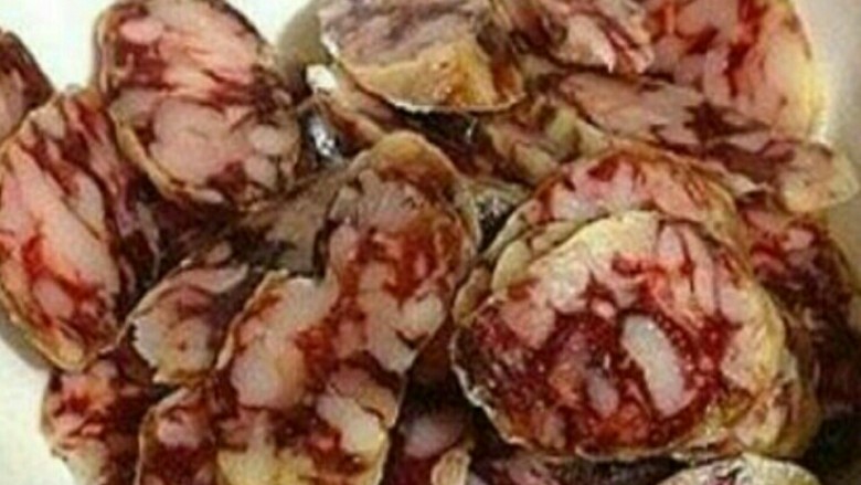 干锅土豆片
,3、把切好的腊肠上锅蒸十分钟左右
