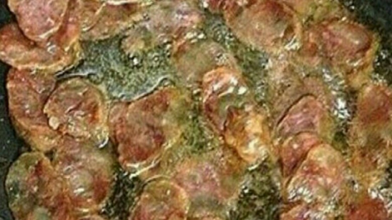 干锅土豆片
,7、锅内留少许底油,放入腊肠片煸炒。