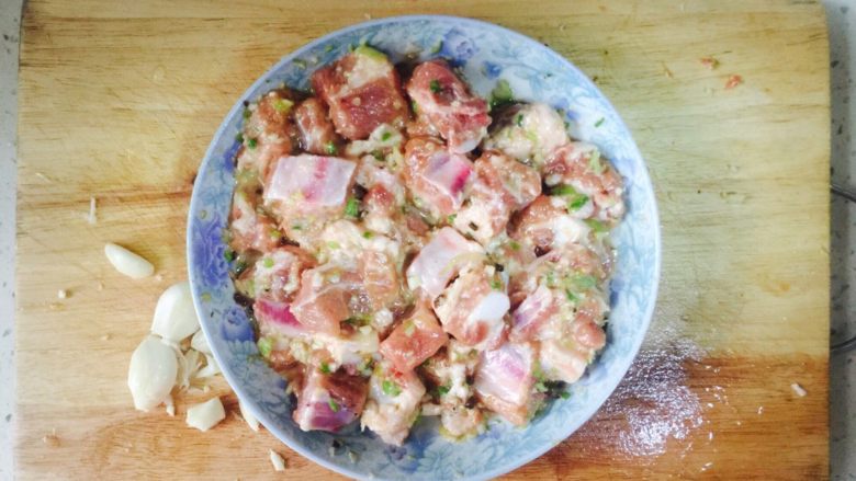 豆豉蒸排骨,所有材料混合搅拌均匀