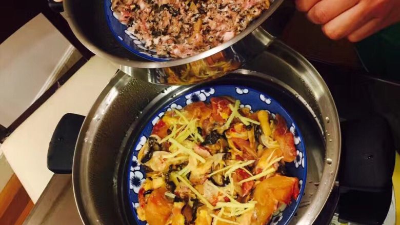 豆豉蒸排骨,放入锅中蒸30分钟