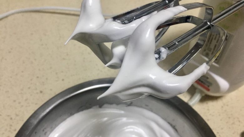 蛋白糖,打发至硬性,直立的尖尖角