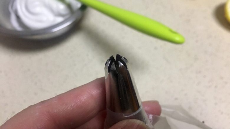 蛋白糖,裱花嘴放入裱花袋,然后放入杯子里