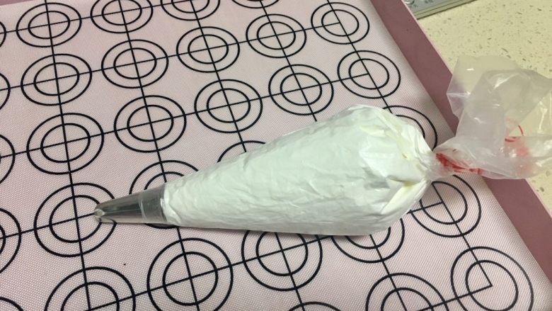 蛋白糖,烤盘铺油纸或烤垫,准备挤花,烤箱预热热风模式100度