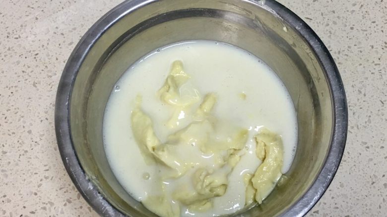 三色慕斯水果杯,倒入榴莲泥里,搅拌均匀,这时如果有些凝固变稠的话,可以隔一下热融化一下就好了,就会变得很好搅拌了