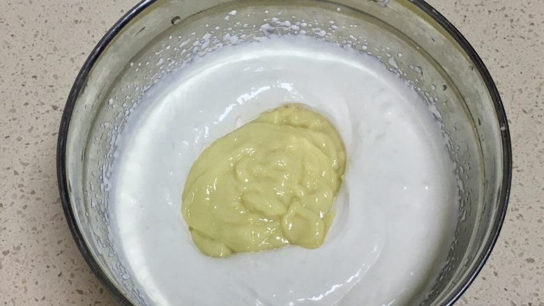 三色慕斯水果杯,将榴莲泥倒入打发好的淡奶油中搅拌均匀,榴莲慕斯糊就做好了