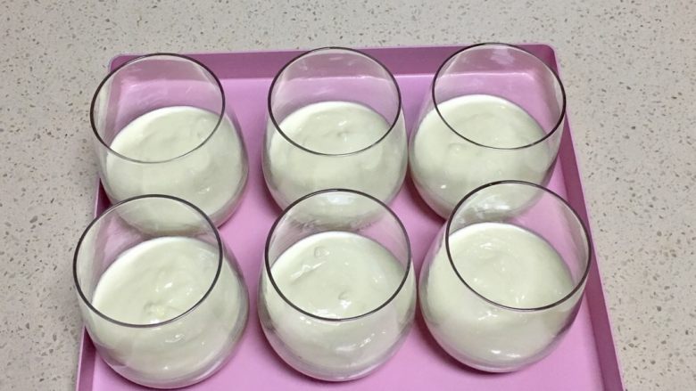 三色慕斯水果杯,平分放入六个慕斯杯里,冷藏一个小时,冷藏的过程开始做火龙果层