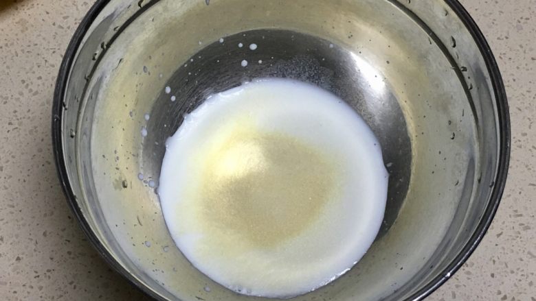 三色慕斯水果杯,把吉利丁粉放入牛奶中,隔热水融化
