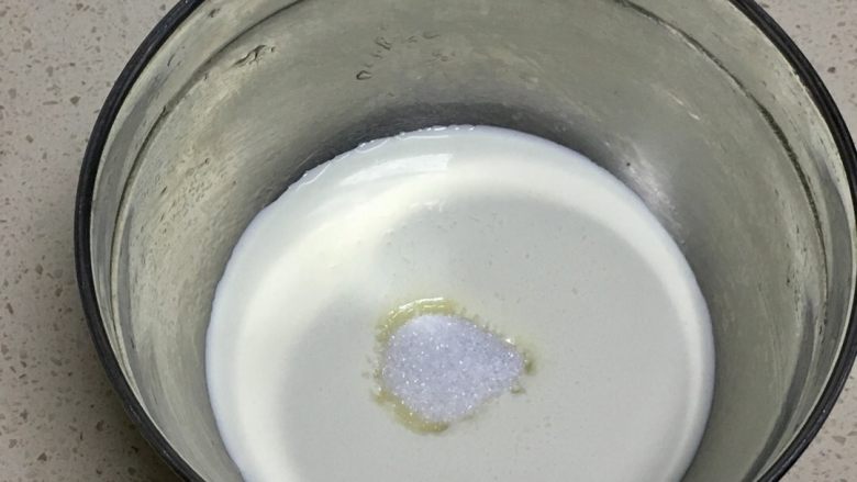 三色慕斯水果杯,淡奶油加糖,打发到有纹路即可