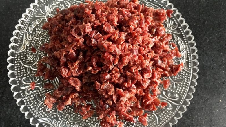 蔓越莓戚风蛋糕,蔓越莓干切碎,有颗粒感,不要碎成粉