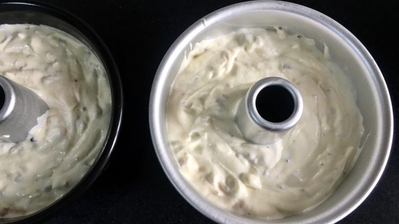 蔓越莓戚风蛋糕,倒入模具,震三下