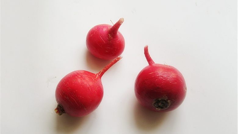 趣味吃蛋法,准备好这样的比鸡蛋还小的<a style='color:red;display:inline-block;' href='/shicai/ 114127'>樱桃小萝卜</a>,身体要圆圆的哦