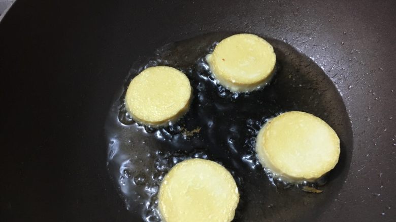 黑木耳炖素鸡,锅里多放点油,放入素鸡煎炸,中间留点余地,别沾一起了