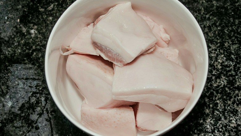 冰肉,<a style='color:red;display:inline-block;' href='/shicai/ 940'>肥肉</a>去皮洗净。