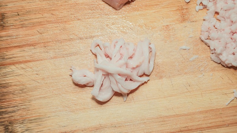 冰肉,肥肉切细条状。