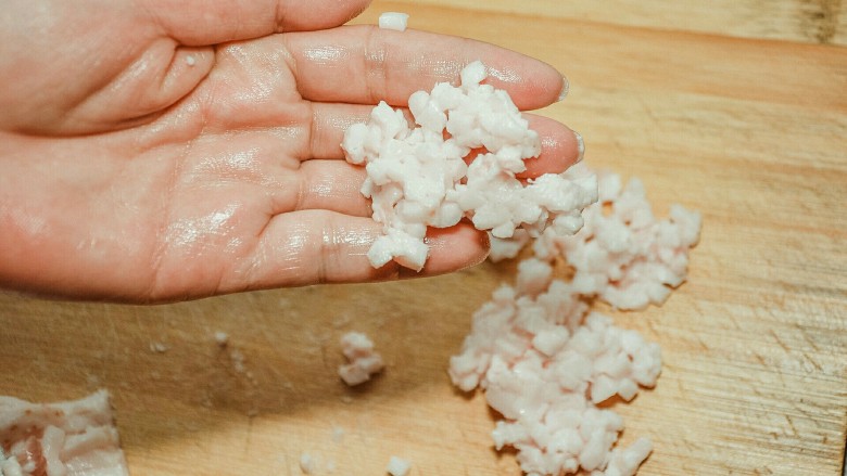 冰肉,再切小丁，越小越好。