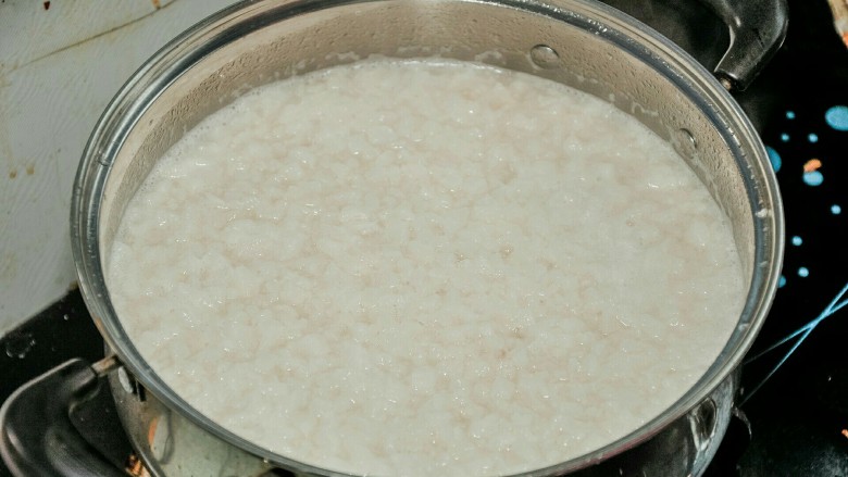 冰肉,锅中加清水，煮沸3分钟即可。