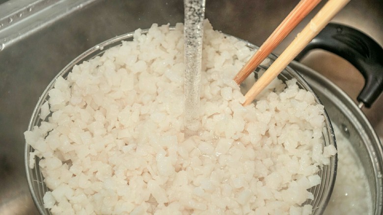 冰肉,关火后将肉丁冲洗干净。