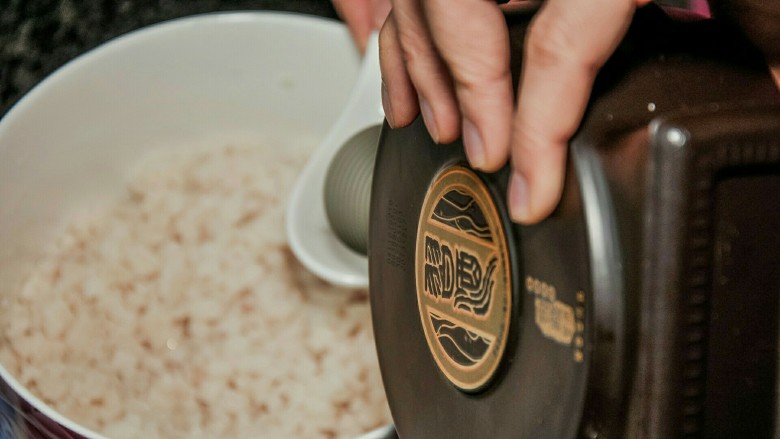 冰肉,取一带盖大碗，装入肥肉丁，加6汤匙<a style='color:red;display:inline-block;' href='/shicai/ 900'>白酒</a>。