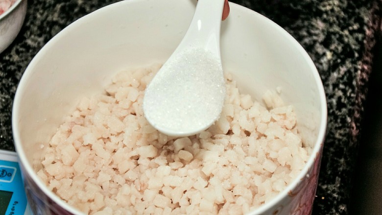 冰肉,加18汤匙<a style='color:red;display:inline-block;' href='/shicai/ 3729'>白糖</a>。