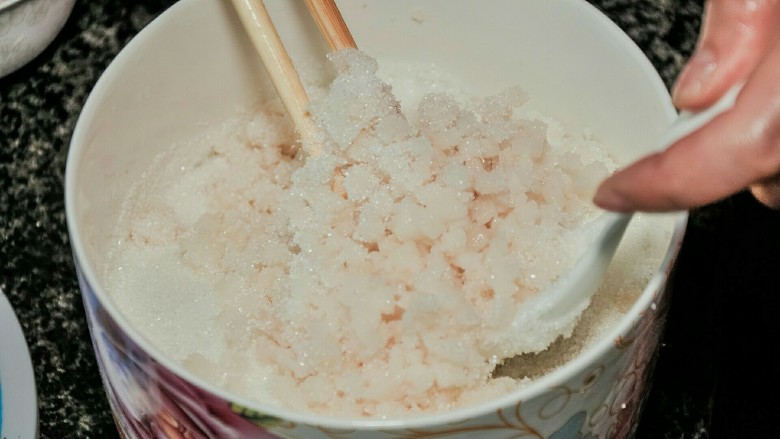 冰肉,搅拌均匀。