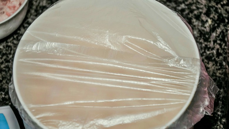 冰肉,用保鲜袋将碗口封住。