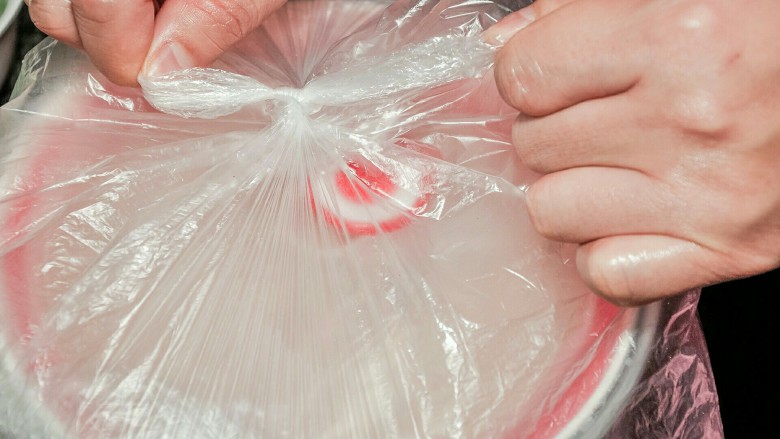 冰肉,再装进塑料袋中，扎紧封口，放入冰箱冷藏。