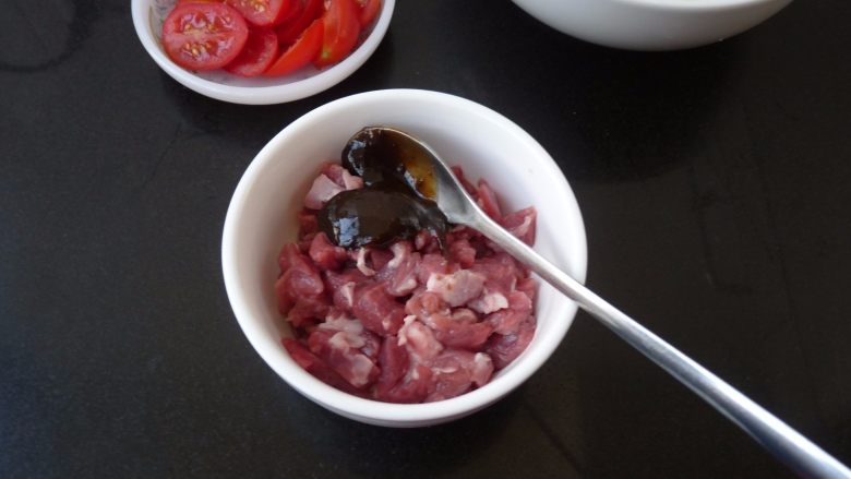 不用装就很嫩~黑椒羊肉披萨,羔羊肉用1匙的<a style='color:red;display:inline-block;' href='/shicai/ 26895'>黑椒酱</a>腌过