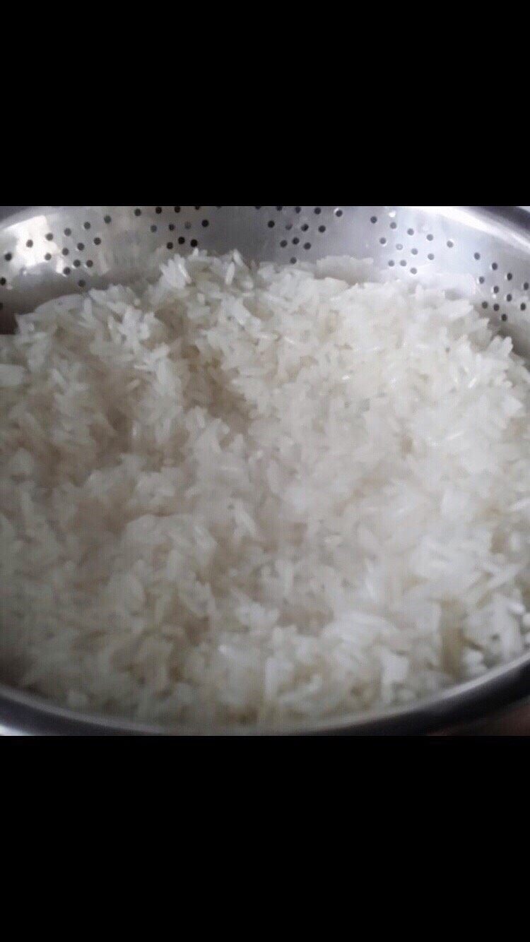 铯(Sei )饭,泰国糯米冷水泡5小时左右,隔水蒸熟