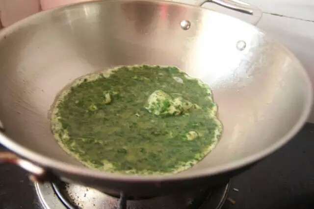 艾草煎鸡蛋,慢火煎 跟韭菜煎鸡蛋一样的做法
