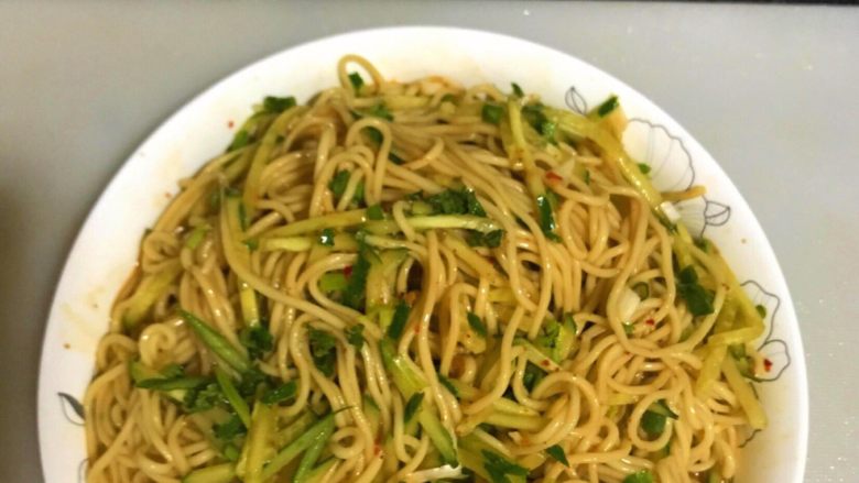 秘制麻辣麻酱凉面,拌匀咸淡适中后,开吃享用