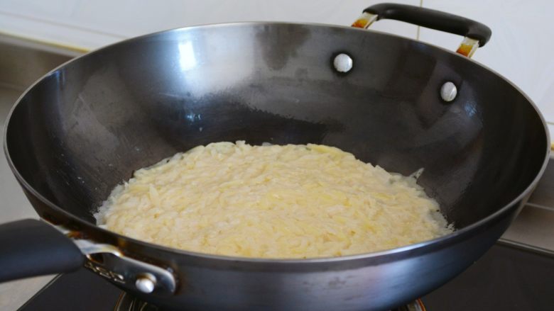 土豆烘饼】,用最少的调料还原土豆的本真~,用锅铲把土豆丝摊平~