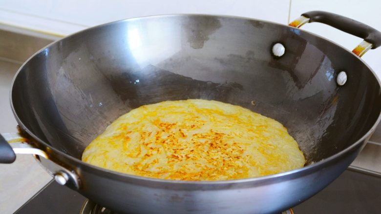 土豆烘饼】,用最少的调料还原土豆的本真~,煎到土豆有一层锅巴的时候,
用锅铲推动土豆饼,让土豆饼与锅体分离后翻面~
如果担心锅铲翻不过来,可以先倒入盘中,然后在扣回锅内~