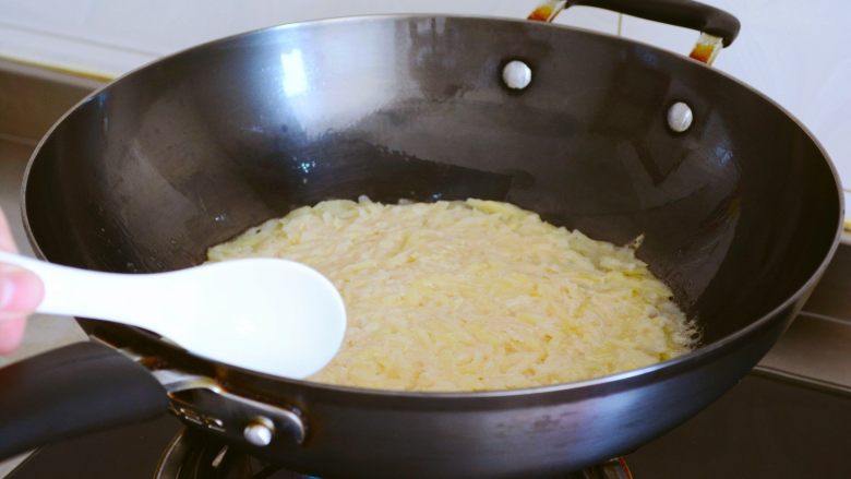 土豆烘饼】,用最少的调料还原土豆的本真~,小勺沿着锅边淋入一点油,
一会儿可以更好的翻面~
