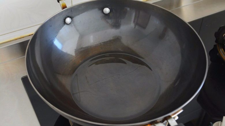 土豆烘饼】,用最少的调料还原土豆的本真~,放油,均匀的涂开锅底~