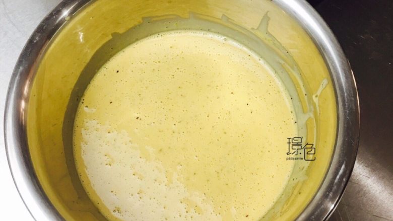 伯爵红茶烤布蕾<Earl Grey Crème Brûlée>,将煮好的红茶奶油缓慢倒入到蛋黄液中,并搅拌均匀