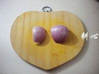 番茄洋葱凤爪汤,<a style='color:red;display:inline-block;' href='/shicai/ 29'>洋葱</a>去衣，洗净，切片。