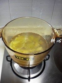 番茄洋葱凤爪汤,倒入煮锅中。