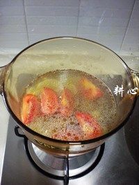 番茄洋葱凤爪汤,放入择洗干净切块的<a style='color:red;display:inline-block;' href='/shicai/ 59'>番茄</a>。