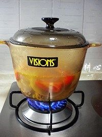 番茄洋葱凤爪汤,
盖锅盖，大火煮5分钟。