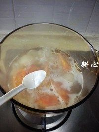 番茄洋葱凤爪汤,放入适量的食盐调味。