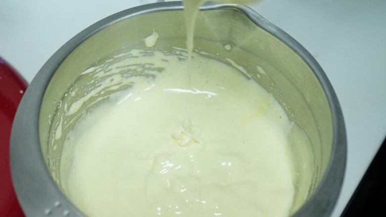 蛋黄小鸡仔,打蛋器高速打发,大致颜色发白,体力膨胀