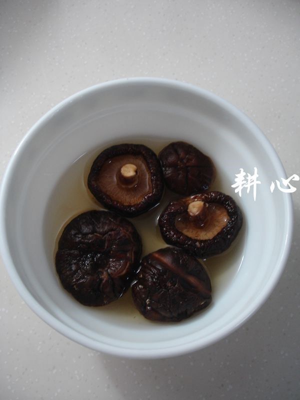 香菇炒松花菜,<a style='color:red;display:inline-block;' href='/shicai/ 241'>干香菇</a>泡发,择洗干净,用厨房剪刀剪丝。