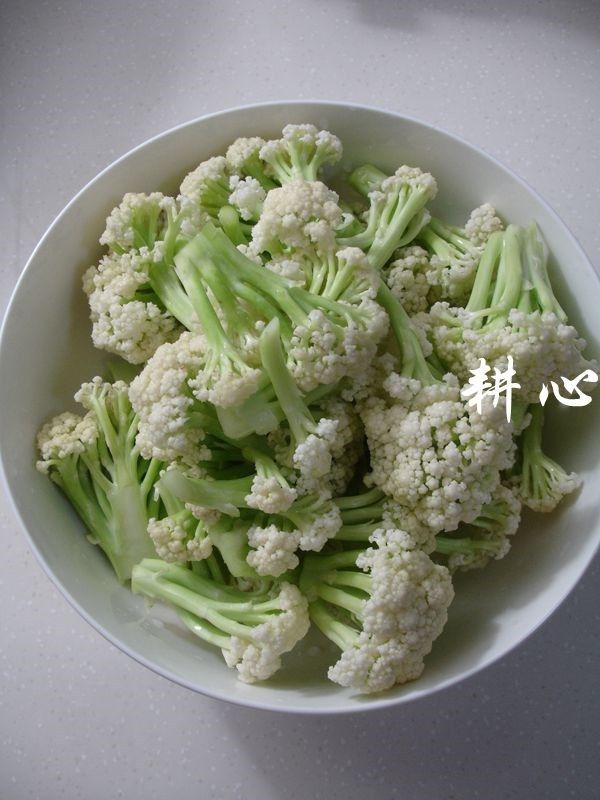 香菇炒松花菜,松花菜用清水浸泡20分钟,择洗干净。