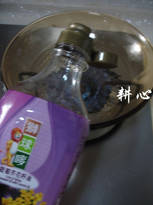 香菇炒松花菜,热锅,倒入适量的葡萄芥花籽油。