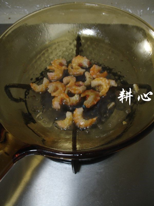 香菇炒松花菜,放入虾米,爆香。