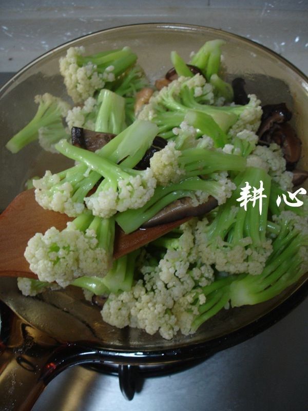 香菇炒松花菜,熄火盛出,上桌享用。