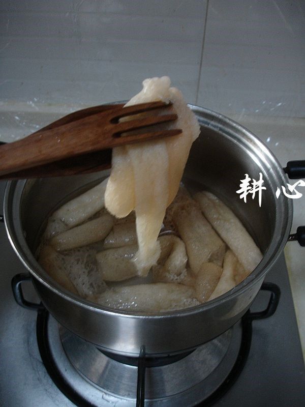 竹荪草鸭汤,泡发好的竹荪焯烫一下,沥干。