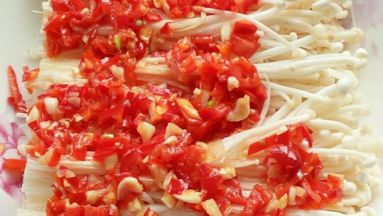 剁椒金针菇,把腌制好的金针菇摆碟子上,把剁椒铺均匀就可以蒸了,大概8-10分钟。