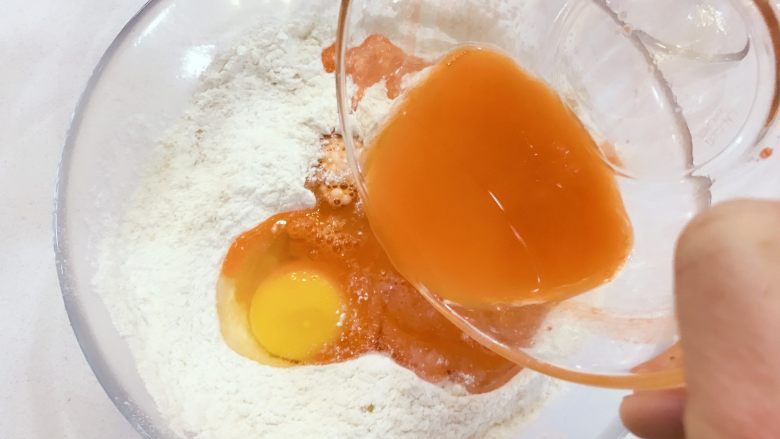 宝宝辅食:胡萝卜芝麻面包棒棒-12M+,然后倒入植物油、鸡蛋和胡萝卜汁。